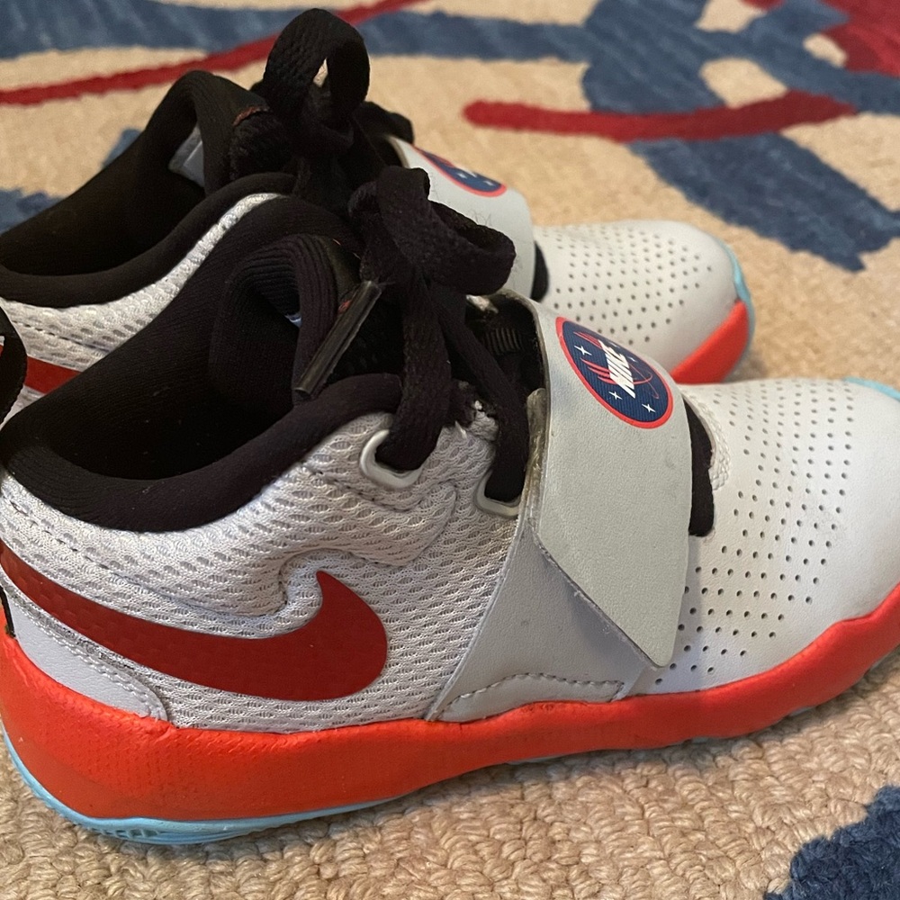 Nike Team Hustle basketball high top Shoes size 10.5c